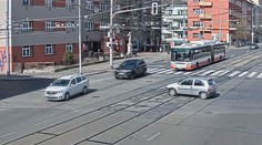 Neřízené auto projelo křižovatku. Lidé na přechodu o nebezpečí vůbec nevěděli