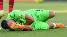 VIDEO: Děsivý střet brankáře s vlastním obráncem skončil zlomeninou v obličeji