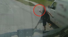 VIDEO: S dodávkou vybrzdil náklaďák, pak mu lahví roztříštil čelní sklo