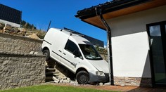 Řidič špatně zaparkoval a skončil lidem na zahradě. Dostat auto pryč nebude lehké