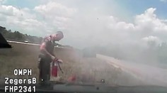 Policista je za blbce. Nejdřív jel přes 220 km/h, pak způsobil požár