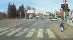 Chodci blokovali sanitku. Záchranáři museli čekat, než přejdou přechod