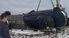 VIDEO: Střetly se dva náklaďáky převážející nová auta