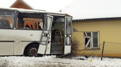 Autobus narazil do domu, narušil statiku! Bydlet se tam nedá