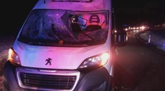 Padající led z kamionu zničil dodávku! Řidič (50) má poraněný obličej