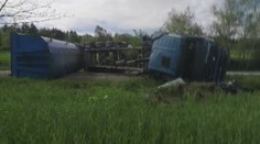 Hromadná nehoda na Pardubicku: Kamion na boku, rozpáraná dodávka