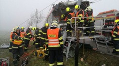 Trolejbus v Brně narazil čelně do sloupu, zranili se čtyři lidé