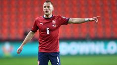 Fotbal na Letné? Jak kdybyste chodili po bramborovém poli, stěžuje si Coufal