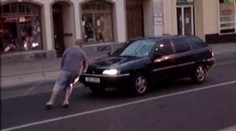 Drsní taxikáři: skáčou přes rozjeté auto
