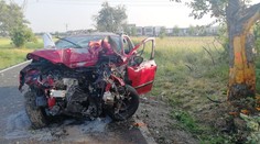 Další tragédie na silnici. U D1 zemřel řidič po nárazu do stromu