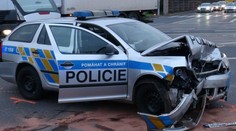 Policisté v Kladně nedostali přednost, srazili se s osobním vozem. Pět zraněných