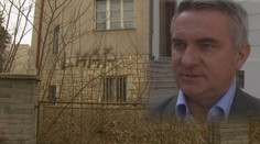 Na Mynářovu vilu někdo napsal sprejem nápis "LHÁŘ"!