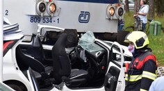 Řidička vjela na přejezdu pod vlak, museli ji vystříhat hasiči, přežila