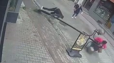 VIDEO: Muž se nevinně opřel o pouliční lampu. Ta přizabila kolemjdoucí důchodkyni