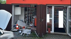 Senior nedobrzdil auto. Prorazil skleněnou výlohu a zranil prodavačku