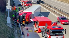 Nehoda kamionu zablokovala Pražský okruh. Zraněný řidič skončil v nemocnici