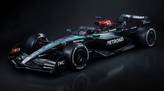 Stříbrné šípy jsou zpět. Mercedes vsadil i na decentní rudou barvu
