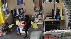 Žena s pistolí na airsoft zkusila vyloupit obchod. Měla podivný důvod