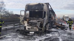 Za hořícím kamionem na D1 se v koloně zabil řidič osobáku. Nedobrzdil