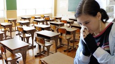 Dívka (13) nemůže chodit do školy, podle lékařů je na ni alergická