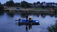 Vodák vyskočil z raftu na Sázavě, hledali ho a on pil v hospodě