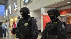 Pancéřový vůz a odstřelovači chránili Merkelovou i Macrona!