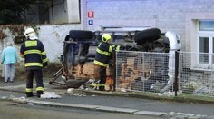 Řidič skončil s luxusním autem po smyku napasovaný v cizí garáži