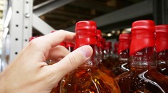 Známý řetězec prodával alkohol za 12 korun. Lidé ho skupovali po litrech