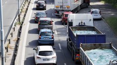 Na dálnici D11 se utrhla část krajnice. Místo je průjezdné s obtížemi