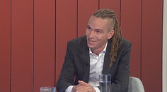 Za dredy si stojím, řekl šéf Pirátů Bartoš v pořadu Napřímo