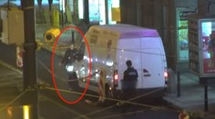 Řidič při kontrole srazil strážníka, po autě pátrá policie