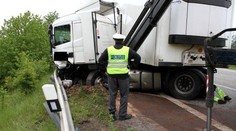 Opilý řidič kamionu souložil v Brně za jízdy. S ženou na klíně havaroval
