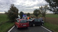 Na Mladoboleslavsku se srazilo pět aut, pro ženu letěl vrtulník