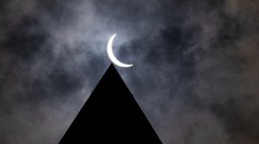 Nastala největší astronomická událost roku. Úplné zatmění Slunce sledovaly miliony lidí