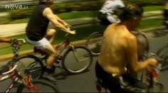Cyklisté protestují nahotou proti nezájmu o kola