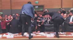 VIDEO: Poslanci se servali jako koně! Létaly papíry, lahve i stoly