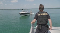 Vodní nádrže lákají plavce i lodě a skútry. Za porušení pravidel hrozí vysoké pokuty