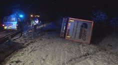 Pozor na D5 u Rozvadova! Vedle dálnice je převrácený kamion