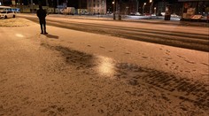 V Česku kloužou silnice i chodníky. Sněhová bouřka přinesla náledí