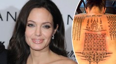 Angelina ukázala tetování! Znaky ji měly spojit s Pittem, nepovedlo se
