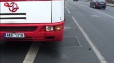 Chodkyni v Praze srazil autobus. Bojuje o život