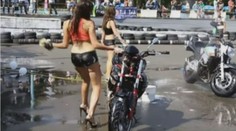 Tak moc chtěla být sexy, až se ztrapnila! Podívejte se na video