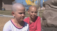 Dívenka si kvůli kamarádce s rakovinou ostříhala vlasy. Škola ji vyhodila
