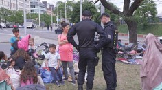 Před brněnským nádražím se usídlila stovka uprchlíků. Ubytování odmítli