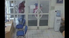 Lupič v bance na kamerách. Přepadl i poštu?