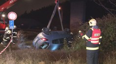 V převráceném Opelu se zranili 3 lidé, vyprostit ho musel jeřáb