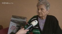 Další oběť předváděcí akce: Na stařenku (85) teď uspořádali sousedé sbírku