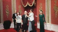 VIDEO: Karel III. dostal dortem do obličeje. Může za to těžba ropy a zemního plynu