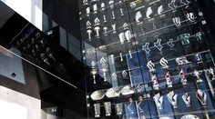 ŠÍLENÉ! Zloději vykradli továrnu Red Bullu, zmizelo přes 60 trofejí