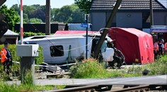 Vlak v Belgii smetl školní autobus s dětmi. Na místě jsou mrtví